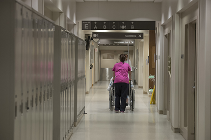 Les préposé-es aux bénéficiaires peuvent décharger les infirmières