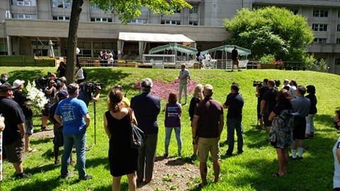 Rassemblement en mémoire des victimes de la COVID-19 à Laval