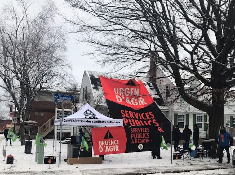 Sit-in devant le bureau du ministre Lacombe